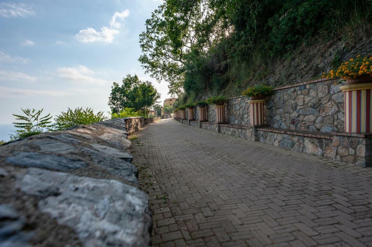 Azienda Agrituristica Le Terre Di San Leonardo Четраро Экстерьер фото